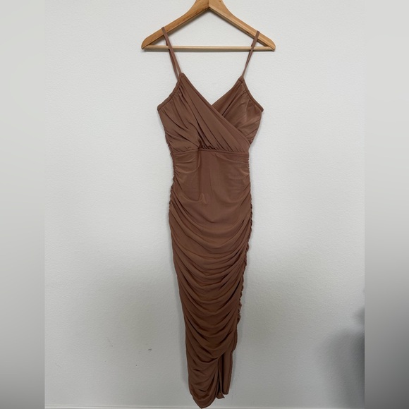 Elliatt Pippa Dress, Nude/Mocha Size M Ruched Bodycon Midi Dress - Picture 3 of 8